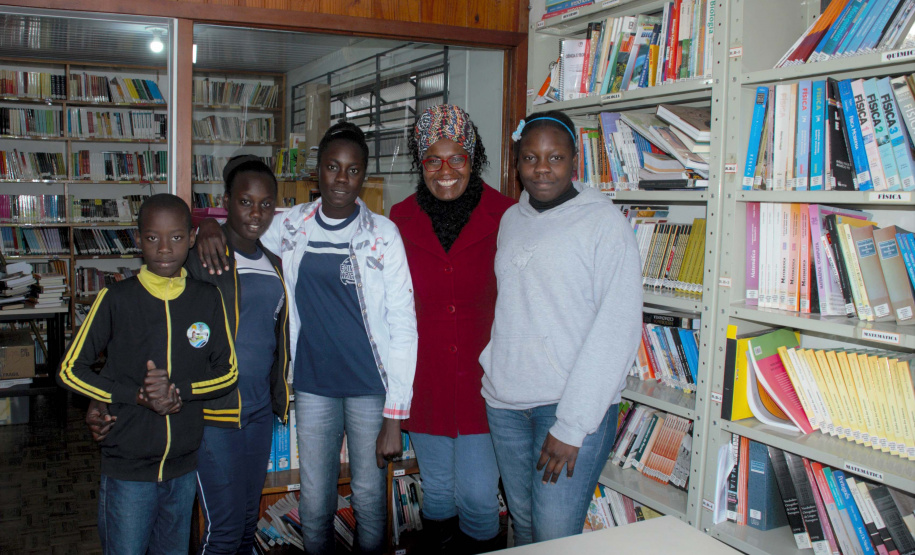 Professora de português usa programa online para ensinar irmãs haitianas. Foto: Divulgação/SEED