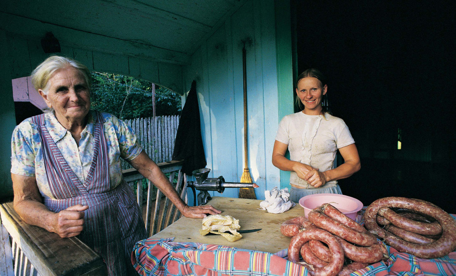 Senhoras Avelina e Lídia Marszal, filha e neta de imigrantes poloneses, Rio do Banho, Cruz Machado, PR, 1986. Foto: João Urban