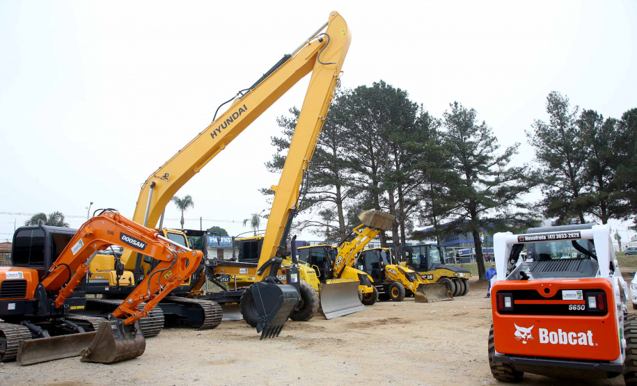 Pinhais, na Região Metropolitana de Curitiba, vai investir em construção de calçadas, compra de maquinários e reparos em escolas. O montante soma R$ 5,5 milhões e inbclui, também, a ampliação do sistema de abastecimento de água. Nesta sexta-feira (16), o governador Carlos Massa Ratinho Junior confirmou o pacote de investimento no município e destacou outras ações do Estado na Grande Curitiba.