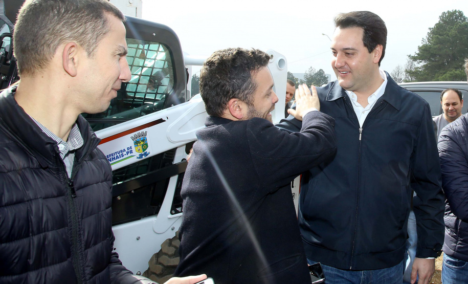 Pinhais, na Região Metropolitana de Curitiba, vai investir em construção de calçadas, compra de maquinários e reparos em escolas. O montante soma R$ 5,5 milhões e inbclui, também, a ampliação do sistema de abastecimento de água. Nesta sexta-feira (16), o governador Carlos Massa Ratinho Junior confirmou o pacote de investimento no município e destacou outras ações do Estado na Grande Curitiba.