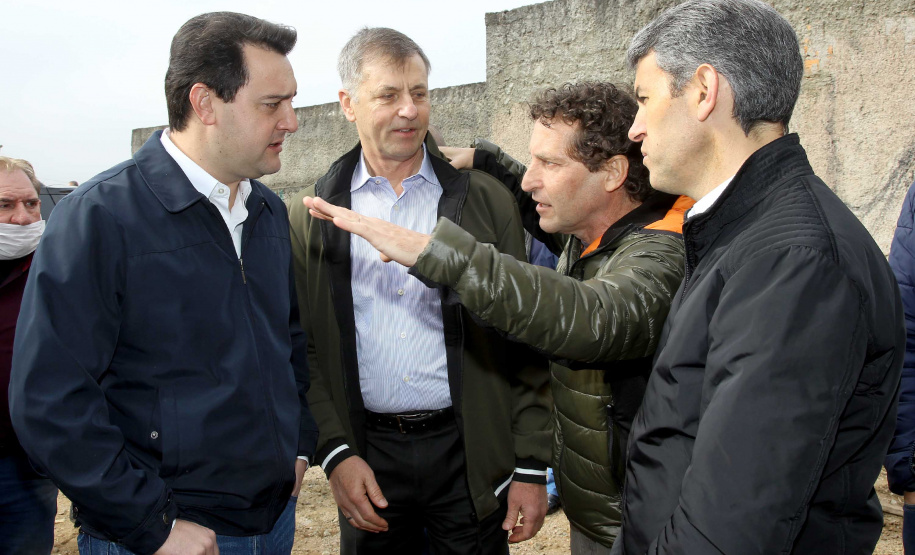 Pinhais, na Região Metropolitana de Curitiba, vai investir em construção de calçadas, compra de maquinários e reparos em escolas. O montante soma R$ 5,5 milhões e inbclui, também, a ampliação do sistema de abastecimento de água. Nesta sexta-feira (16), o governador Carlos Massa Ratinho Junior confirmou o pacote de investimento no município e destacou outras ações do Estado na Grande Curitiba.