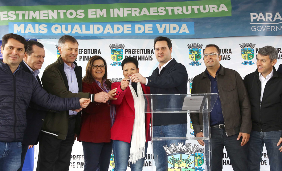 Pinhais, na Região Metropolitana de Curitiba, vai investir em construção de calçadas, compra de maquinários e reparos em escolas. O montante soma R$ 5,5 milhões e inbclui, também, a ampliação do sistema de abastecimento de água. Nesta sexta-feira (16), o governador Carlos Massa Ratinho Junior confirmou o pacote de investimento no município e destacou outras ações do Estado na Grande Curitiba.