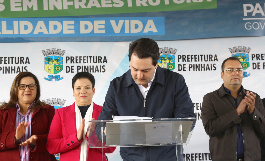 Pinhais, na Região Metropolitana de Curitiba, vai investir em construção de calçadas, compra de maquinários e reparos em escolas. O montante soma R$ 5,5 milhões e inbclui, também, a ampliação do sistema de abastecimento de água. Nesta sexta-feira (16), o governador Carlos Massa Ratinho Junior confirmou o pacote de investimento no município e destacou outras ações do Estado na Grande Curitiba.