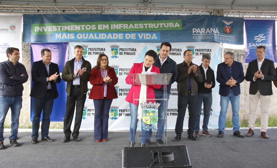 Pinhais, na Região Metropolitana de Curitiba, vai investir em construção de calçadas, compra de maquinários e reparos em escolas. O montante soma R$ 5,5 milhões e inbclui, também, a ampliação do sistema de abastecimento de água. Nesta sexta-feira (16), o governador Carlos Massa Ratinho Junior confirmou o pacote de investimento no município e destacou outras ações do Estado na Grande Curitiba.