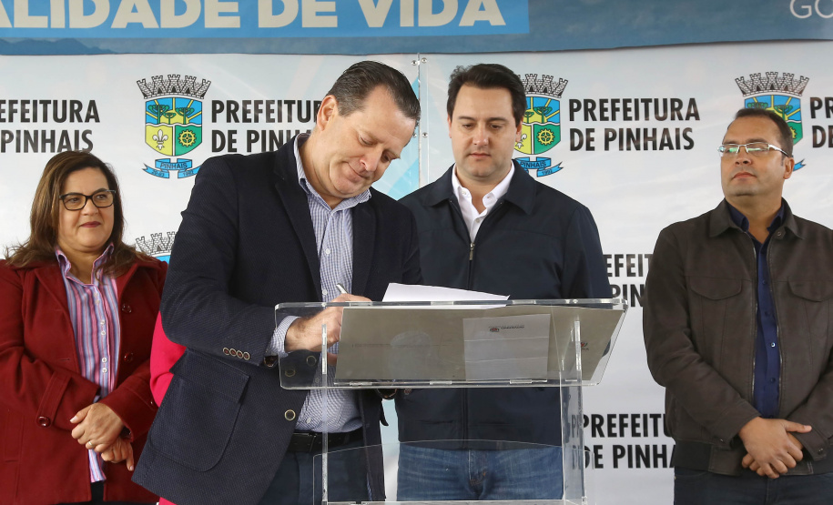 Pinhais, na Região Metropolitana de Curitiba, vai investir em construção de calçadas, compra de maquinários e reparos em escolas. O montante soma R$ 5,5 milhões e inbclui, também, a ampliação do sistema de abastecimento de água. Nesta sexta-feira (16), o governador Carlos Massa Ratinho Junior confirmou o pacote de investimento no município e destacou outras ações do Estado na Grande Curitiba.