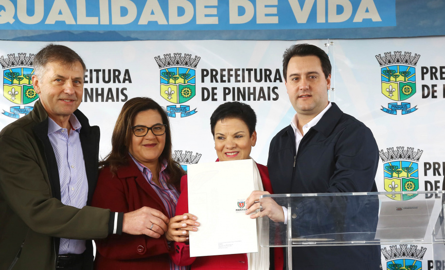 Pinhais, na Região Metropolitana de Curitiba, vai investir em construção de calçadas, compra de maquinários e reparos em escolas. O montante soma R$ 5,5 milhões e inbclui, também, a ampliação do sistema de abastecimento de água. Nesta sexta-feira (16), o governador Carlos Massa Ratinho Junior confirmou o pacote de investimento no município e destacou outras ações do Estado na Grande Curitiba.