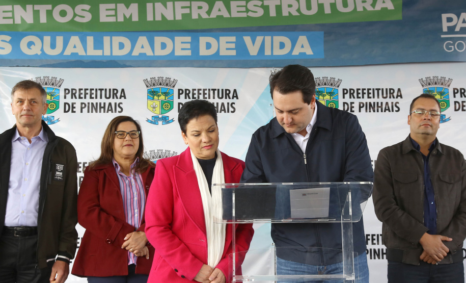 Pinhais, na Região Metropolitana de Curitiba, vai investir em construção de calçadas, compra de maquinários e reparos em escolas. O montante soma R$ 5,5 milhões e inbclui, também, a ampliação do sistema de abastecimento de água. Nesta sexta-feira (16), o governador Carlos Massa Ratinho Junior confirmou o pacote de investimento no município e destacou outras ações do Estado na Grande Curitiba.