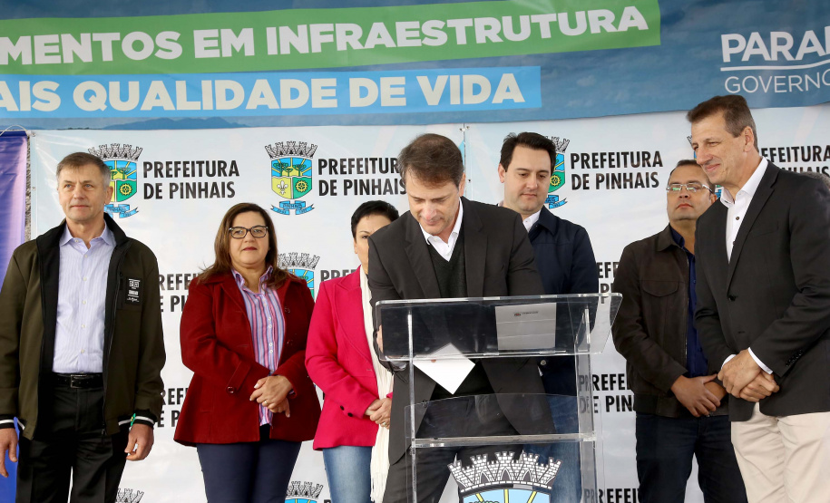 Pinhais, na Região Metropolitana de Curitiba, vai investir em construção de calçadas, compra de maquinários e reparos em escolas. O montante soma R$ 5,5 milhões e inbclui, também, a ampliação do sistema de abastecimento de água. Nesta sexta-feira (16), o governador Carlos Massa Ratinho Junior confirmou o pacote de investimento no município e destacou outras ações do Estado na Grande Curitiba.