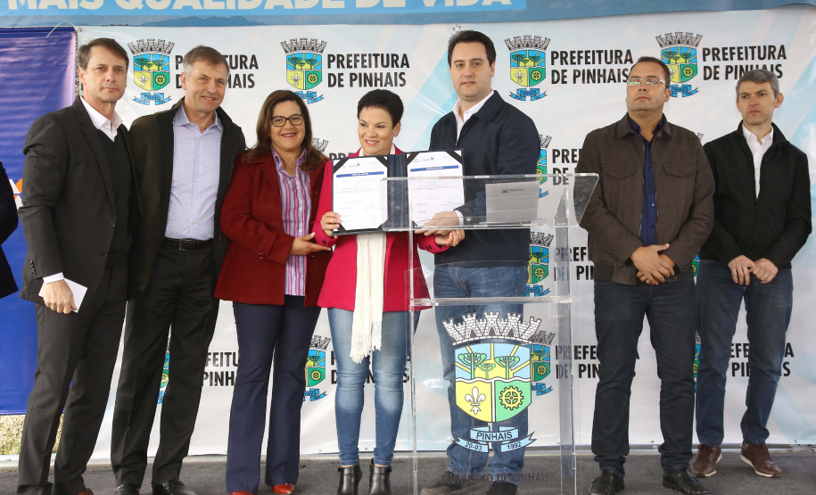 Pinhais, na Região Metropolitana de Curitiba, vai investir em construção de calçadas, compra de maquinários e reparos em escolas. O montante soma R$ 5,5 milhões e inbclui, também, a ampliação do sistema de abastecimento de água. Nesta sexta-feira (16), o governador Carlos Massa Ratinho Junior confirmou o pacote de investimento no município e destacou outras ações do Estado na Grande Curitiba.