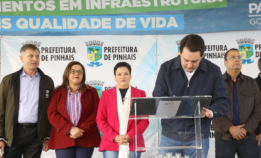Pinhais, na Região Metropolitana de Curitiba, vai investir em construção de calçadas, compra de maquinários e reparos em escolas. O montante soma R$ 5,5 milhões e inbclui, também, a ampliação do sistema de abastecimento de água. Nesta sexta-feira (16), o governador Carlos Massa Ratinho Junior confirmou o pacote de investimento no município e destacou outras ações do Estado na Grande Curitiba.