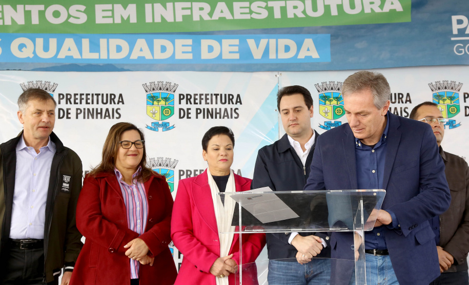 Pinhais, na Região Metropolitana de Curitiba, vai investir em construção de calçadas, compra de maquinários e reparos em escolas. O montante soma R$ 5,5 milhões e inbclui, também, a ampliação do sistema de abastecimento de água. Nesta sexta-feira (16), o governador Carlos Massa Ratinho Junior confirmou o pacote de investimento no município e destacou outras ações do Estado na Grande Curitiba.