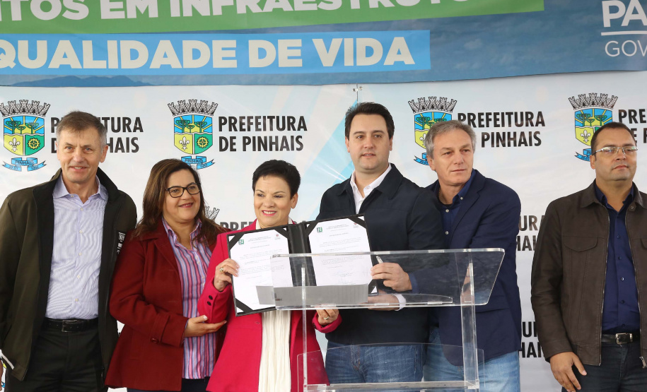 Pinhais, na Região Metropolitana de Curitiba, vai investir em construção de calçadas, compra de maquinários e reparos em escolas. O montante soma R$ 5,5 milhões e inbclui, também, a ampliação do sistema de abastecimento de água. Nesta sexta-feira (16), o governador Carlos Massa Ratinho Junior confirmou o pacote de investimento no município e destacou outras ações do Estado na Grande Curitiba.
