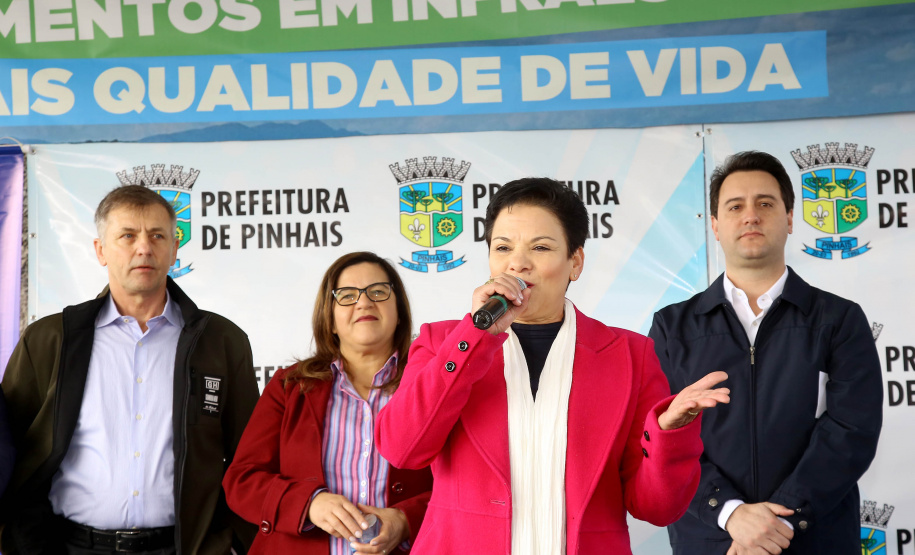 Pinhais, na Região Metropolitana de Curitiba, vai investir em construção de calçadas, compra de maquinários e reparos em escolas. O montante soma R$ 5,5 milhões e inbclui, também, a ampliação do sistema de abastecimento de água. Nesta sexta-feira (16), o governador Carlos Massa Ratinho Junior confirmou o pacote de investimento no município e destacou outras ações do Estado na Grande Curitiba.