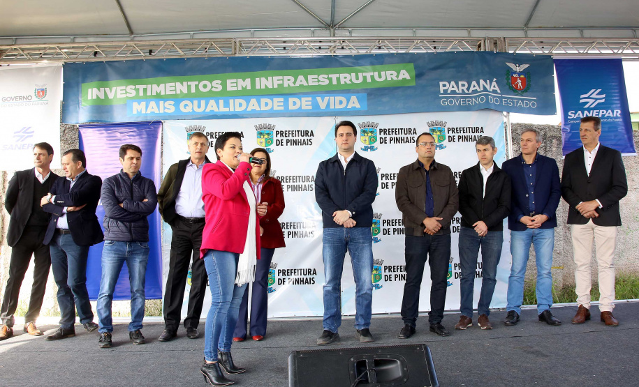 Pinhais, na Região Metropolitana de Curitiba, vai investir em construção de calçadas, compra de maquinários e reparos em escolas. O montante soma R$ 5,5 milhões e inbclui, também, a ampliação do sistema de abastecimento de água. Nesta sexta-feira (16), o governador Carlos Massa Ratinho Junior confirmou o pacote de investimento no município e destacou outras ações do Estado na Grande Curitiba.