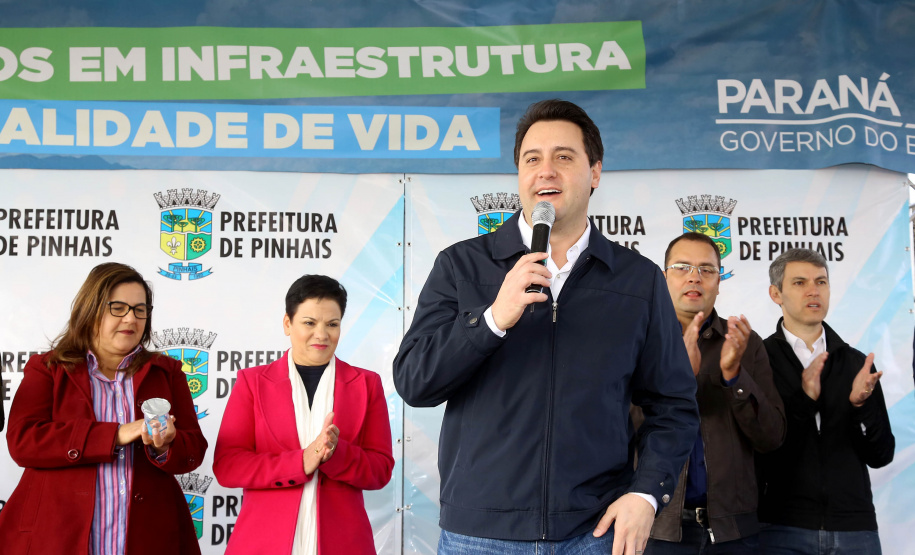 Pinhais, na Região Metropolitana de Curitiba, vai investir em construção de calçadas, compra de maquinários e reparos em escolas. O montante soma R$ 5,5 milhões e inbclui, também, a ampliação do sistema de abastecimento de água. Nesta sexta-feira (16), o governador Carlos Massa Ratinho Junior confirmou o pacote de investimento no município e destacou outras ações do Estado na Grande Curitiba.