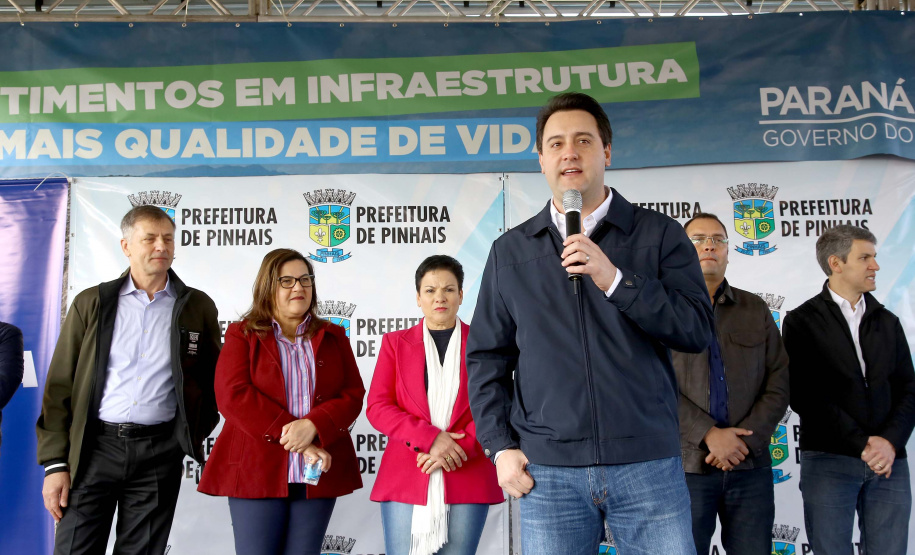 Pinhais, na Região Metropolitana de Curitiba, vai investir em construção de calçadas, compra de maquinários e reparos em escolas. O montante soma R$ 5,5 milhões e inbclui, também, a ampliação do sistema de abastecimento de água. Nesta sexta-feira (16), o governador Carlos Massa Ratinho Junior confirmou o pacote de investimento no município e destacou outras ações do Estado na Grande Curitiba.