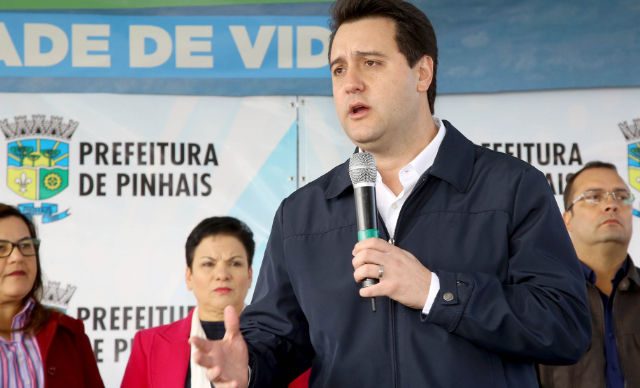 Pinhais, na Região Metropolitana de Curitiba, vai investir em construção de calçadas, compra de maquinários e reparos em escolas. O montante soma R$ 5,5 milhões e inbclui, também, a ampliação do sistema de abastecimento de água. Nesta sexta-feira (16), o governador Carlos Massa Ratinho Junior confirmou o pacote de investimento no município e destacou outras ações do Estado na Grande Curitiba.