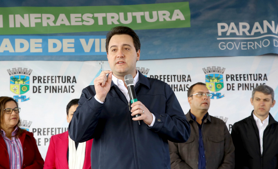 Pinhais, na Região Metropolitana de Curitiba, vai investir em construção de calçadas, compra de maquinários e reparos em escolas. O montante soma R$ 5,5 milhões e inbclui, também, a ampliação do sistema de abastecimento de água. Nesta sexta-feira (16), o governador Carlos Massa Ratinho Junior confirmou o pacote de investimento no município e destacou outras ações do Estado na Grande Curitiba.