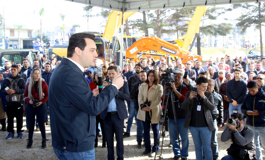 Pinhais, na Região Metropolitana de Curitiba, vai investir em construção de calçadas, compra de maquinários e reparos em escolas. O montante soma R$ 5,5 milhões e inbclui, também, a ampliação do sistema de abastecimento de água. Nesta sexta-feira (16), o governador Carlos Massa Ratinho Junior confirmou o pacote de investimento no município e destacou outras ações do Estado na Grande Curitiba.