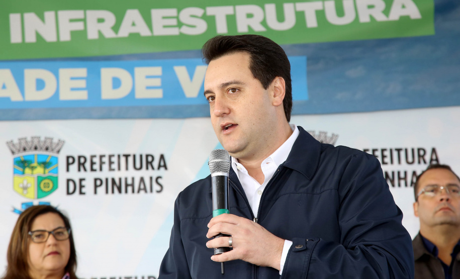 Pinhais, na Região Metropolitana de Curitiba, vai investir em construção de calçadas, compra de maquinários e reparos em escolas. O montante soma R$ 5,5 milhões e inbclui, também, a ampliação do sistema de abastecimento de água. Nesta sexta-feira (16), o governador Carlos Massa Ratinho Junior confirmou o pacote de investimento no município e destacou outras ações do Estado na Grande Curitiba.