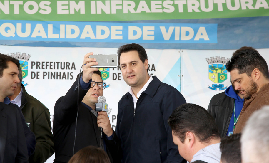 Pinhais, na Região Metropolitana de Curitiba, vai investir em construção de calçadas, compra de maquinários e reparos em escolas. O montante soma R$ 5,5 milhões e inbclui, também, a ampliação do sistema de abastecimento de água. Nesta sexta-feira (16), o governador Carlos Massa Ratinho Junior confirmou o pacote de investimento no município e destacou outras ações do Estado na Grande Curitiba.