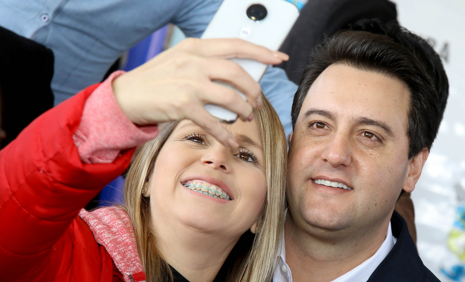 Pinhais, na Região Metropolitana de Curitiba, vai investir em construção de calçadas, compra de maquinários e reparos em escolas. O montante soma R$ 5,5 milhões e inbclui, também, a ampliação do sistema de abastecimento de água. Nesta sexta-feira (16), o governador Carlos Massa Ratinho Junior confirmou o pacote de investimento no município e destacou outras ações do Estado na Grande Curitiba.