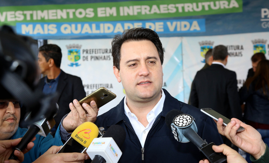 Pinhais, na Região Metropolitana de Curitiba, vai investir em construção de calçadas, compra de maquinários e reparos em escolas. O montante soma R$ 5,5 milhões e inbclui, também, a ampliação do sistema de abastecimento de água. Nesta sexta-feira (16), o governador Carlos Massa Ratinho Junior confirmou o pacote de investimento no município e destacou outras ações do Estado na Grande Curitiba.