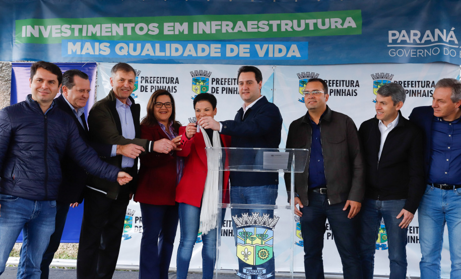 Pinhais, na Região Metropolitana de Curitiba, vai investir em construção de calçadas, compra de maquinários e reparos em escolas. O montante soma R$ 5,5 milhões e inbclui, também, a ampliação do sistema de abastecimento de água. Nesta sexta-feira (16), o governador Carlos Massa Ratinho Junior confirmou o pacote de investimento no município e destacou outras ações do Estado na Grande Curitiba.