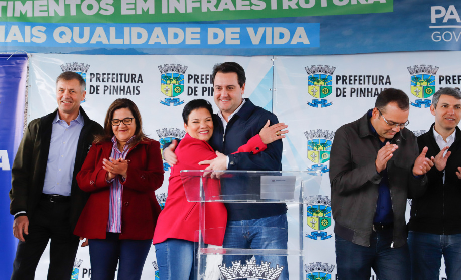 Pinhais, na Região Metropolitana de Curitiba, vai investir em construção de calçadas, compra de maquinários e reparos em escolas. O montante soma R$ 5,5 milhões e inbclui, também, a ampliação do sistema de abastecimento de água. Nesta sexta-feira (16), o governador Carlos Massa Ratinho Junior confirmou o pacote de investimento no município e destacou outras ações do Estado na Grande Curitiba.