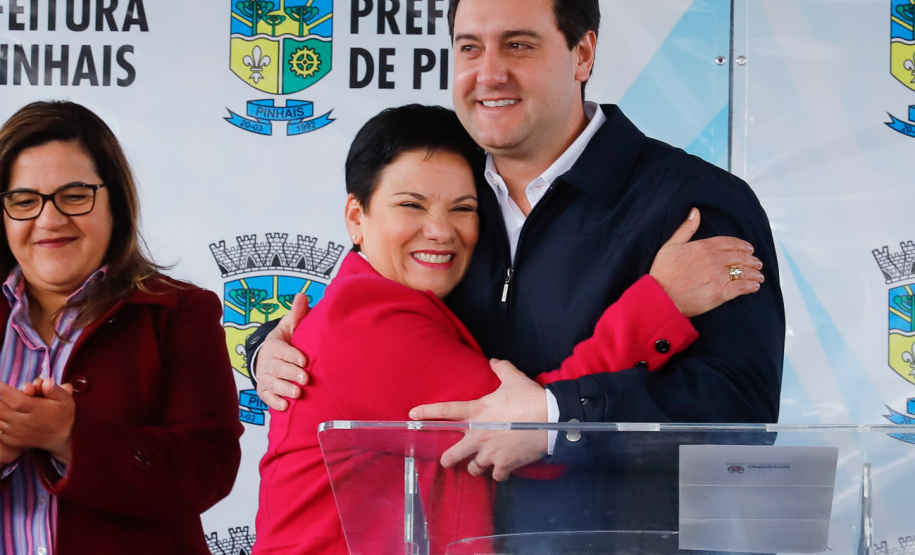 Pinhais, na Região Metropolitana de Curitiba, vai investir em construção de calçadas, compra de maquinários e reparos em escolas. O montante soma R$ 5,5 milhões e inbclui, também, a ampliação do sistema de abastecimento de água. Nesta sexta-feira (16), o governador Carlos Massa Ratinho Junior confirmou o pacote de investimento no município e destacou outras ações do Estado na Grande Curitiba.