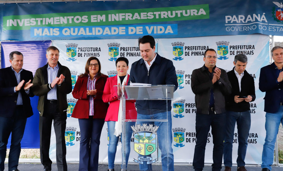 Pinhais, na Região Metropolitana de Curitiba, vai investir em construção de calçadas, compra de maquinários e reparos em escolas. O montante soma R$ 5,5 milhões e inbclui, também, a ampliação do sistema de abastecimento de água. Nesta sexta-feira (16), o governador Carlos Massa Ratinho Junior confirmou o pacote de investimento no município e destacou outras ações do Estado na Grande Curitiba.