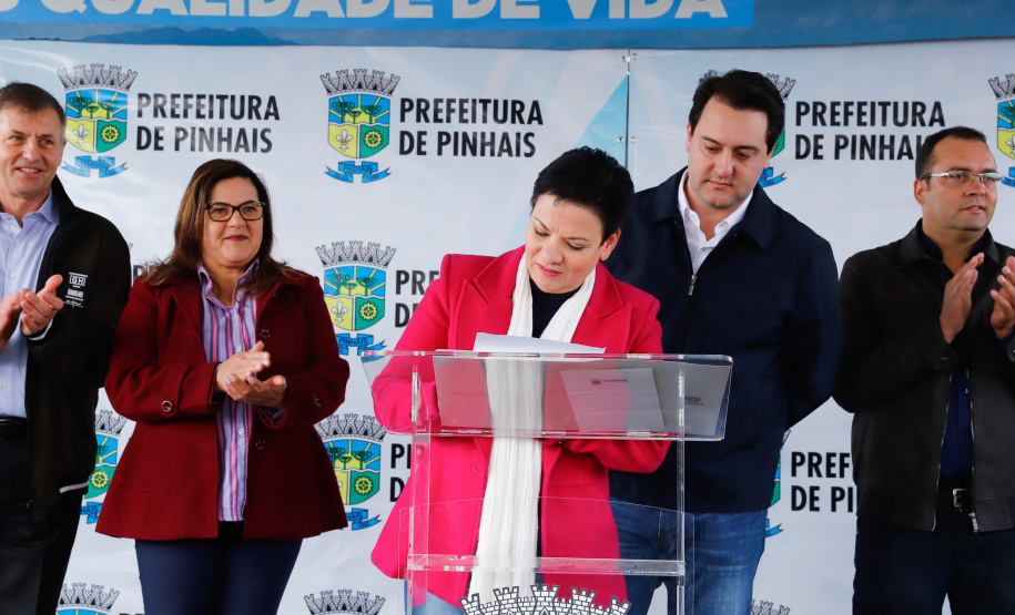 Pinhais, na Região Metropolitana de Curitiba, vai investir em construção de calçadas, compra de maquinários e reparos em escolas. O montante soma R$ 5,5 milhões e inbclui, também, a ampliação do sistema de abastecimento de água. Nesta sexta-feira (16), o governador Carlos Massa Ratinho Junior confirmou o pacote de investimento no município e destacou outras ações do Estado na Grande Curitiba.