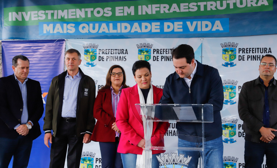 Pinhais, na Região Metropolitana de Curitiba, vai investir em construção de calçadas, compra de maquinários e reparos em escolas. O montante soma R$ 5,5 milhões e inbclui, também, a ampliação do sistema de abastecimento de água. Nesta sexta-feira (16), o governador Carlos Massa Ratinho Junior confirmou o pacote de investimento no município e destacou outras ações do Estado na Grande Curitiba.