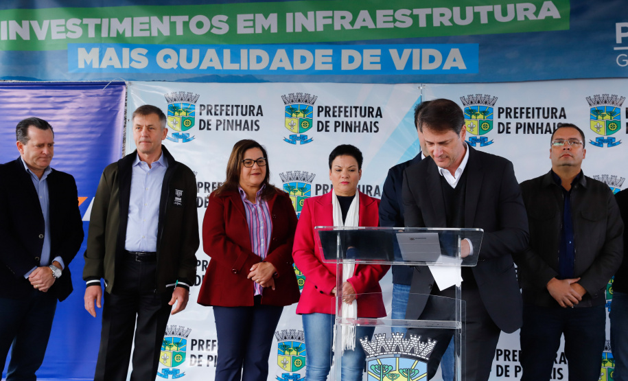 Pinhais, na Região Metropolitana de Curitiba, vai investir em construção de calçadas, compra de maquinários e reparos em escolas. O montante soma R$ 5,5 milhões e inbclui, também, a ampliação do sistema de abastecimento de água. Nesta sexta-feira (16), o governador Carlos Massa Ratinho Junior confirmou o pacote de investimento no município e destacou outras ações do Estado na Grande Curitiba.