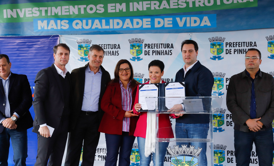 Pinhais, na Região Metropolitana de Curitiba, vai investir em construção de calçadas, compra de maquinários e reparos em escolas. O montante soma R$ 5,5 milhões e inbclui, também, a ampliação do sistema de abastecimento de água. Nesta sexta-feira (16), o governador Carlos Massa Ratinho Junior confirmou o pacote de investimento no município e destacou outras ações do Estado na Grande Curitiba.