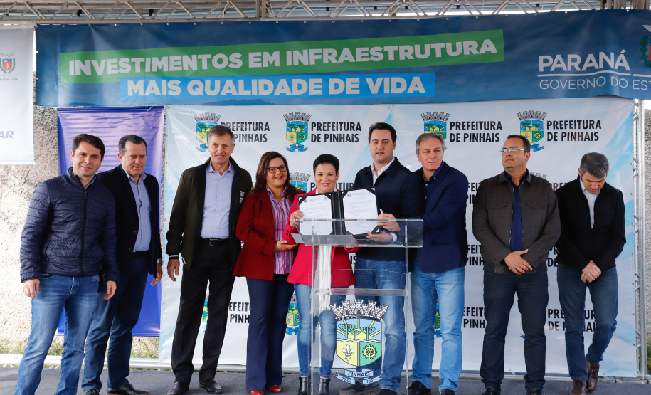 Pinhais, na Região Metropolitana de Curitiba, vai investir em construção de calçadas, compra de maquinários e reparos em escolas. O montante soma R$ 5,5 milhões e inbclui, também, a ampliação do sistema de abastecimento de água. Nesta sexta-feira (16), o governador Carlos Massa Ratinho Junior confirmou o pacote de investimento no município e destacou outras ações do Estado na Grande Curitiba.