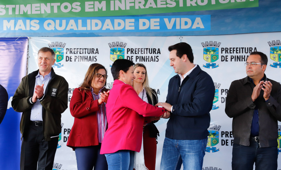 Pinhais, na Região Metropolitana de Curitiba, vai investir em construção de calçadas, compra de maquinários e reparos em escolas. O montante soma R$ 5,5 milhões e inbclui, também, a ampliação do sistema de abastecimento de água. Nesta sexta-feira (16), o governador Carlos Massa Ratinho Junior confirmou o pacote de investimento no município e destacou outras ações do Estado na Grande Curitiba.
