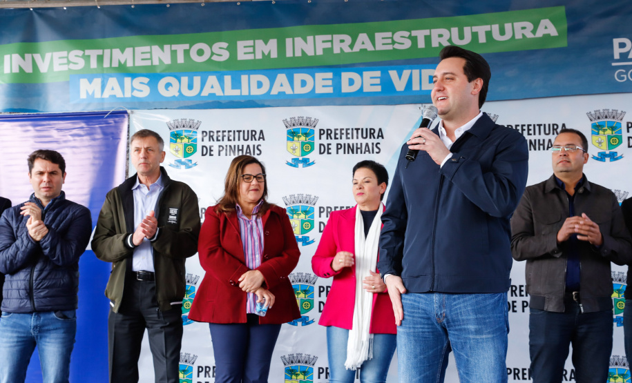 Pinhais, na Região Metropolitana de Curitiba, vai investir em construção de calçadas, compra de maquinários e reparos em escolas. O montante soma R$ 5,5 milhões e inbclui, também, a ampliação do sistema de abastecimento de água. Nesta sexta-feira (16), o governador Carlos Massa Ratinho Junior confirmou o pacote de investimento no município e destacou outras ações do Estado na Grande Curitiba.