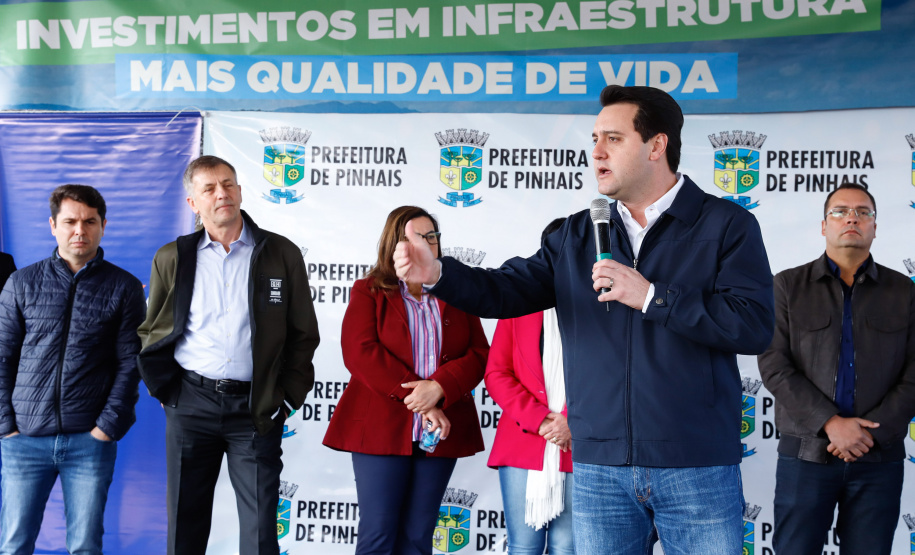 Pinhais, na Região Metropolitana de Curitiba, vai investir em construção de calçadas, compra de maquinários e reparos em escolas. O montante soma R$ 5,5 milhões e inbclui, também, a ampliação do sistema de abastecimento de água. Nesta sexta-feira (16), o governador Carlos Massa Ratinho Junior confirmou o pacote de investimento no município e destacou outras ações do Estado na Grande Curitiba.