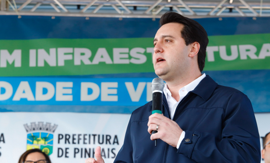 Pinhais, na Região Metropolitana de Curitiba, vai investir em construção de calçadas, compra de maquinários e reparos em escolas. O montante soma R$ 5,5 milhões e inbclui, também, a ampliação do sistema de abastecimento de água. Nesta sexta-feira (16), o governador Carlos Massa Ratinho Junior confirmou o pacote de investimento no município e destacou outras ações do Estado na Grande Curitiba.