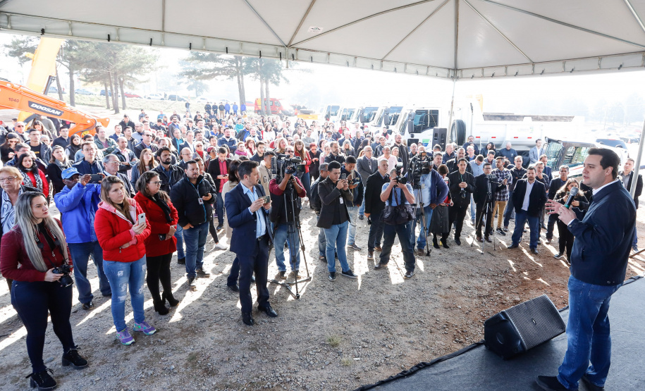 Pinhais, na Região Metropolitana de Curitiba, vai investir em construção de calçadas, compra de maquinários e reparos em escolas. O montante soma R$ 5,5 milhões e inbclui, também, a ampliação do sistema de abastecimento de água. Nesta sexta-feira (16), o governador Carlos Massa Ratinho Junior confirmou o pacote de investimento no município e destacou outras ações do Estado na Grande Curitiba.