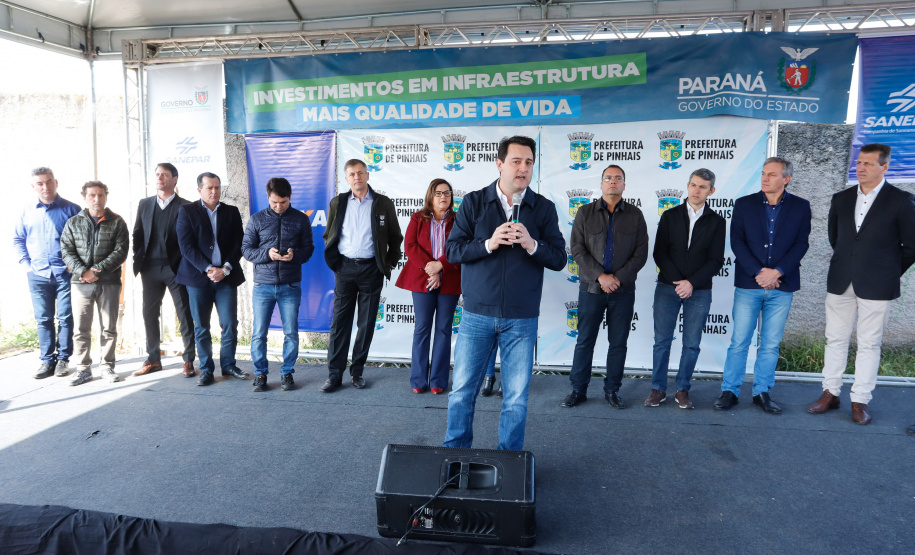 Pinhais, na Região Metropolitana de Curitiba, vai investir em construção de calçadas, compra de maquinários e reparos em escolas. O montante soma R$ 5,5 milhões e inbclui, também, a ampliação do sistema de abastecimento de água. Nesta sexta-feira (16), o governador Carlos Massa Ratinho Junior confirmou o pacote de investimento no município e destacou outras ações do Estado na Grande Curitiba.
