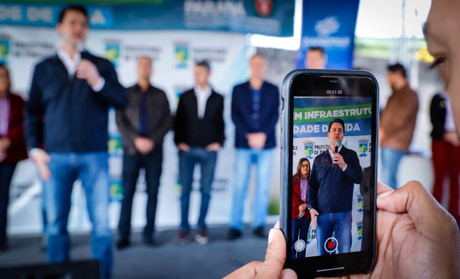 Pinhais, na Região Metropolitana de Curitiba, vai investir em construção de calçadas, compra de maquinários e reparos em escolas. O montante soma R$ 5,5 milhões e inbclui, também, a ampliação do sistema de abastecimento de água. Nesta sexta-feira (16), o governador Carlos Massa Ratinho Junior confirmou o pacote de investimento no município e destacou outras ações do Estado na Grande Curitiba.