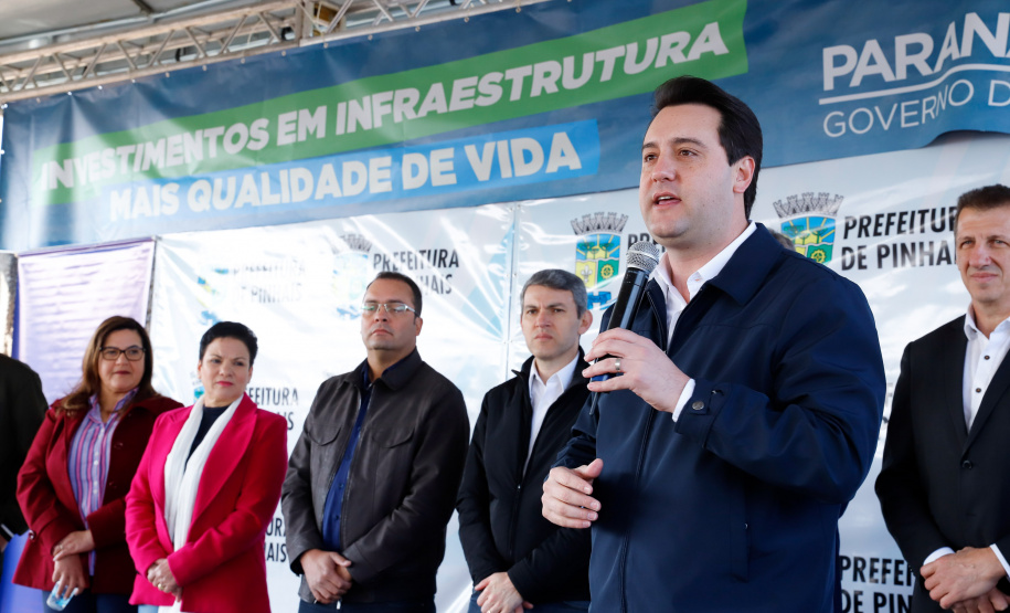 Pinhais, na Região Metropolitana de Curitiba, vai investir em construção de calçadas, compra de maquinários e reparos em escolas. O montante soma R$ 5,5 milhões e inbclui, também, a ampliação do sistema de abastecimento de água. Nesta sexta-feira (16), o governador Carlos Massa Ratinho Junior confirmou o pacote de investimento no município e destacou outras ações do Estado na Grande Curitiba.