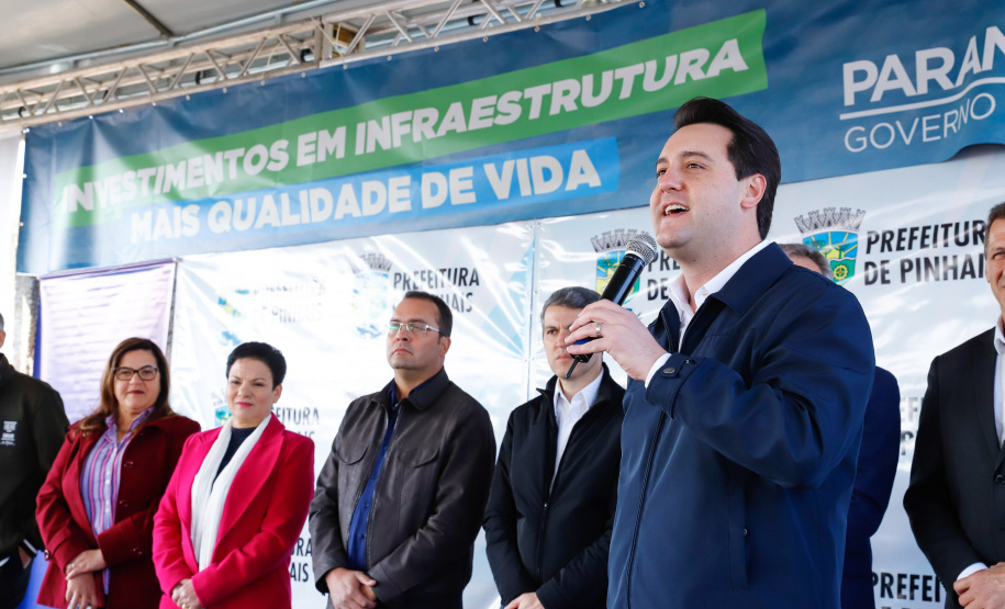 Pinhais, na Região Metropolitana de Curitiba, vai investir em construção de calçadas, compra de maquinários e reparos em escolas. O montante soma R$ 5,5 milhões e inbclui, também, a ampliação do sistema de abastecimento de água. Nesta sexta-feira (16), o governador Carlos Massa Ratinho Junior confirmou o pacote de investimento no município e destacou outras ações do Estado na Grande Curitiba.