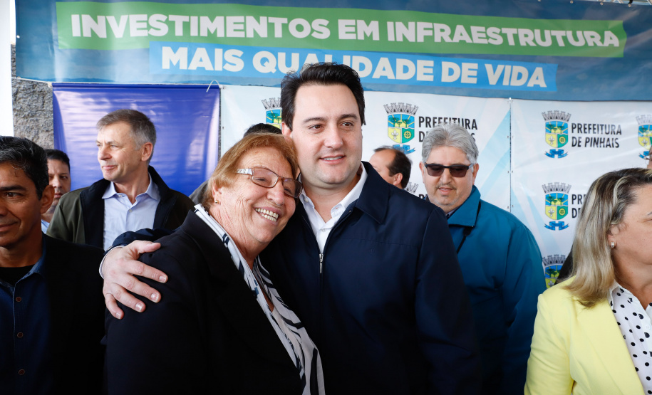 Pinhais, na Região Metropolitana de Curitiba, vai investir em construção de calçadas, compra de maquinários e reparos em escolas. O montante soma R$ 5,5 milhões e inbclui, também, a ampliação do sistema de abastecimento de água. Nesta sexta-feira (16), o governador Carlos Massa Ratinho Junior confirmou o pacote de investimento no município e destacou outras ações do Estado na Grande Curitiba.