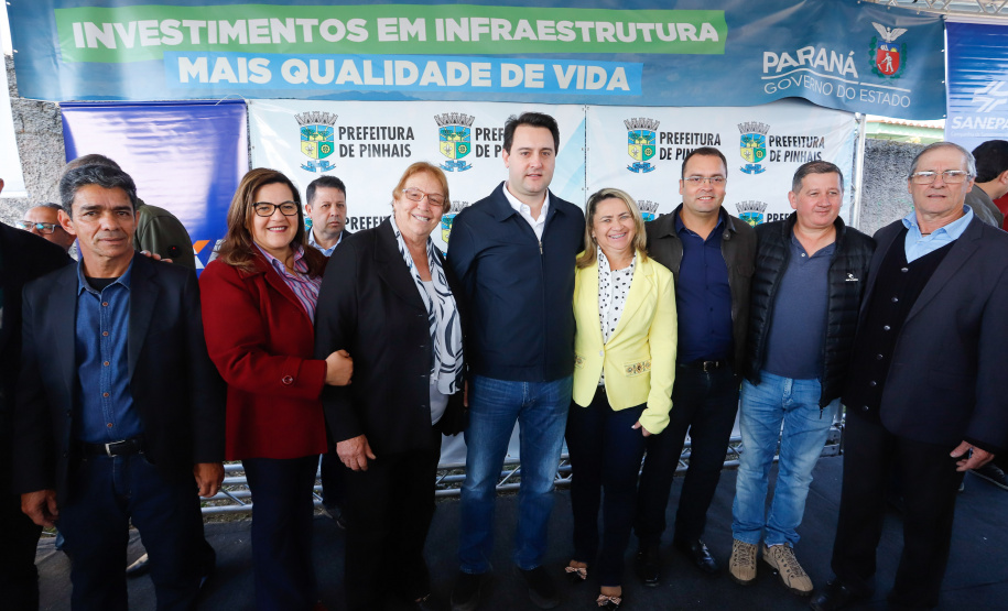 Pinhais, na Região Metropolitana de Curitiba, vai investir em construção de calçadas, compra de maquinários e reparos em escolas. O montante soma R$ 5,5 milhões e inbclui, também, a ampliação do sistema de abastecimento de água. Nesta sexta-feira (16), o governador Carlos Massa Ratinho Junior confirmou o pacote de investimento no município e destacou outras ações do Estado na Grande Curitiba.