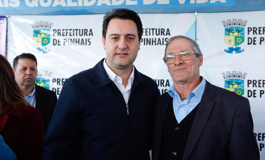 Pinhais, na Região Metropolitana de Curitiba, vai investir em construção de calçadas, compra de maquinários e reparos em escolas. O montante soma R$ 5,5 milhões e inbclui, também, a ampliação do sistema de abastecimento de água. Nesta sexta-feira (16), o governador Carlos Massa Ratinho Junior confirmou o pacote de investimento no município e destacou outras ações do Estado na Grande Curitiba.