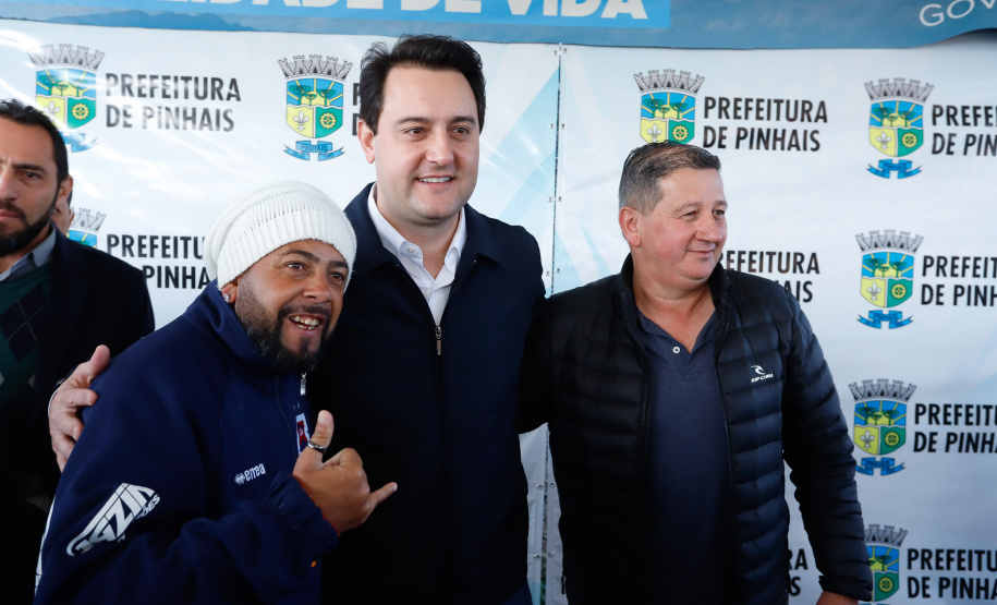 Pinhais, na Região Metropolitana de Curitiba, vai investir em construção de calçadas, compra de maquinários e reparos em escolas. O montante soma R$ 5,5 milhões e inbclui, também, a ampliação do sistema de abastecimento de água. Nesta sexta-feira (16), o governador Carlos Massa Ratinho Junior confirmou o pacote de investimento no município e destacou outras ações do Estado na Grande Curitiba.