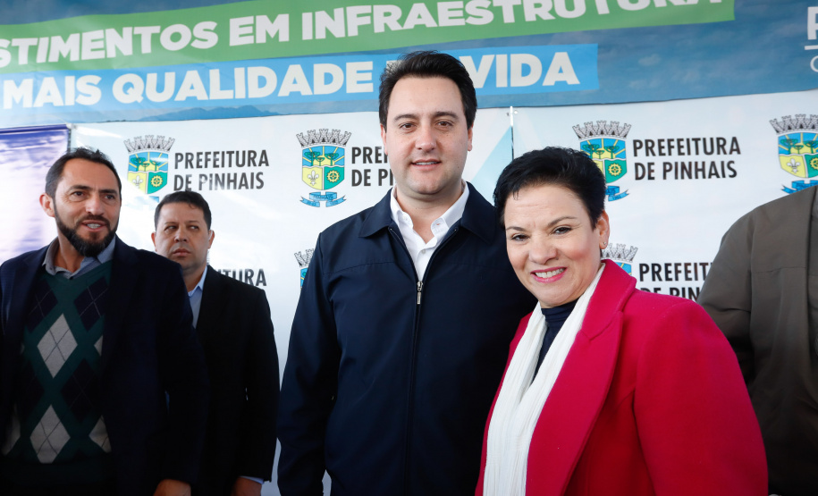 Pinhais, na Região Metropolitana de Curitiba, vai investir em construção de calçadas, compra de maquinários e reparos em escolas. O montante soma R$ 5,5 milhões e inbclui, também, a ampliação do sistema de abastecimento de água. Nesta sexta-feira (16), o governador Carlos Massa Ratinho Junior confirmou o pacote de investimento no município e destacou outras ações do Estado na Grande Curitiba.